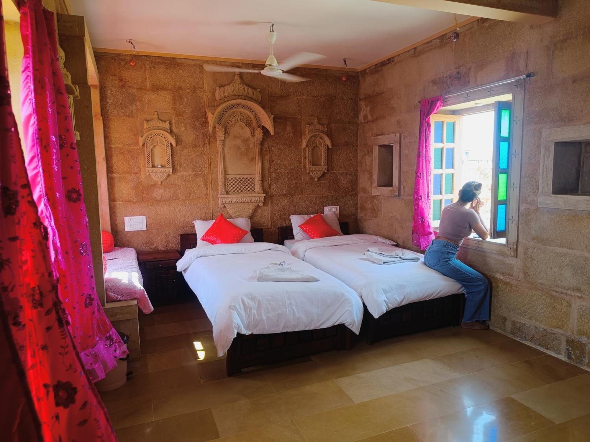 Mud Mirror Guesthouse Jaisalmer Esterno foto